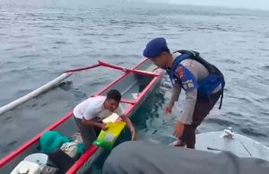 Ditpolairud Polda NTB Salurkan Bansos untuk Nelayan di Perairan Lombok Timur