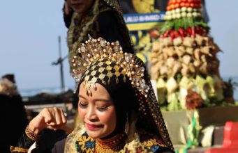 Dari Dulang Penyampah, Ziarah Makam Hingga Begibung Ketupat