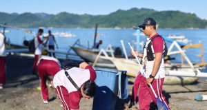 Pantai Pantai Cemara Lembar Dibersihkan dari Sampah